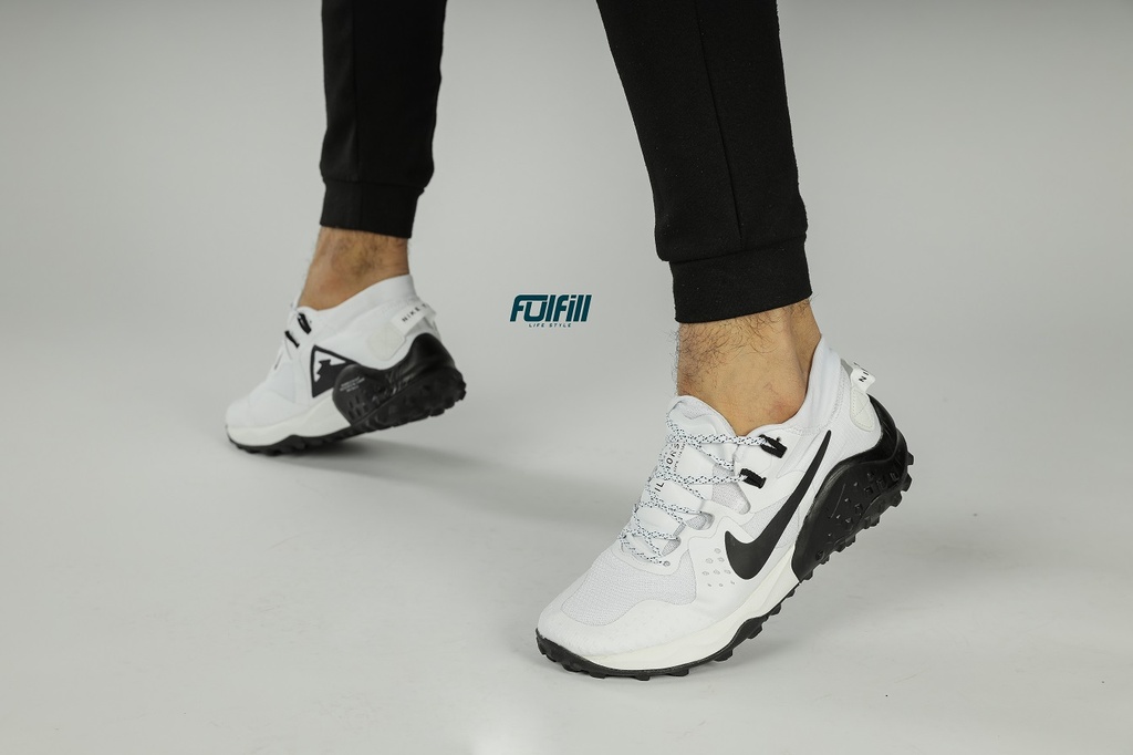 white nike runners men